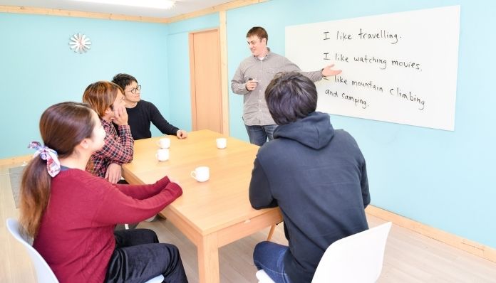 レイモンドが大人と英語で話している
