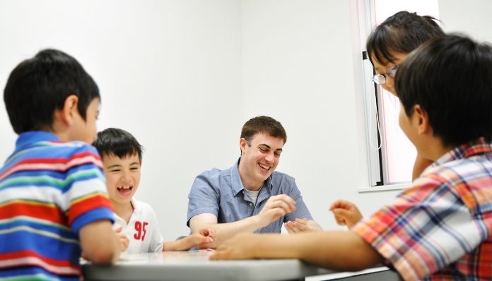 子供が楽しく英語で話している